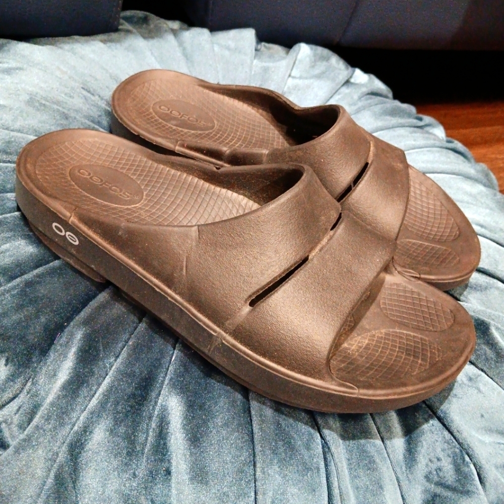 OOFOS Black Slide Sandals Size M7 W9